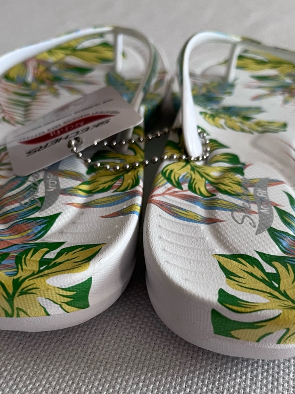 Skechers White Flip Flops with Green and Yellow Tropical Leaf Print Size 8 NWT - Picture 5 of 6